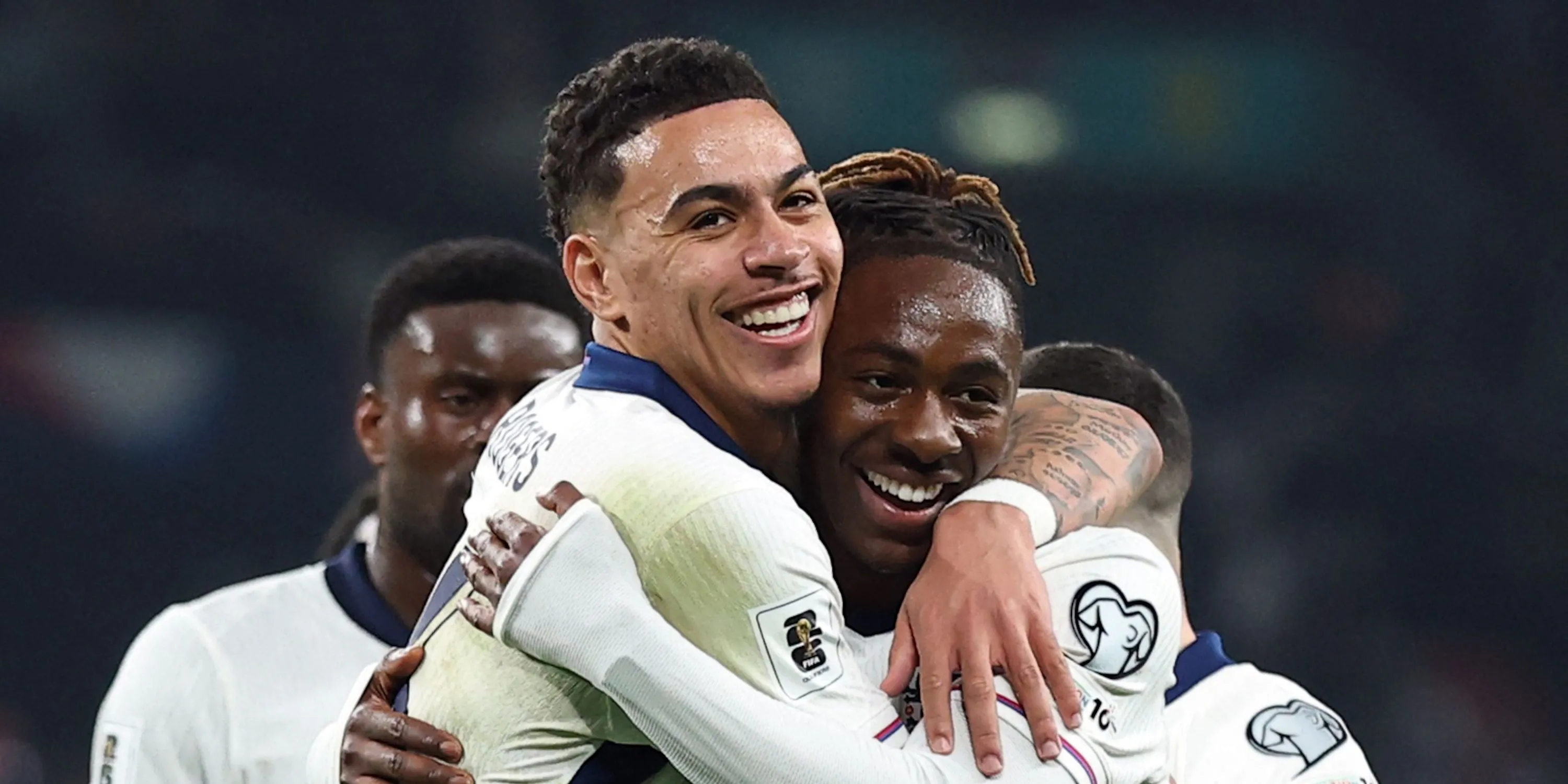 Morgan Rogers (áo số 21) của Aston Villa ăn mừng cùng Eberechi Eze trong màu áo đội tuyển Anh, cho thấy tiềm năng của tiền vệ trẻ này.