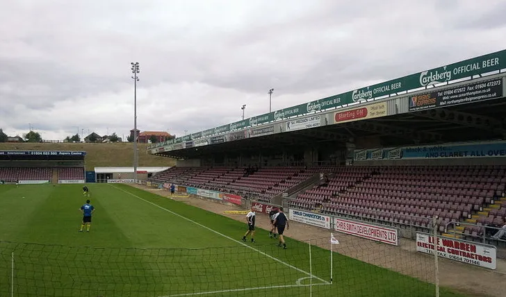 Một góc khán đài sân Sixfields, nơi các cổ động viên ngồi theo dõi trận đấu