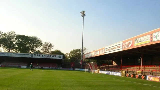 Một góc nhìn khác về sân Bootham Crescent với các khán đài truyền thống