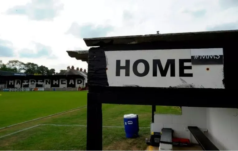 Một phần khán đài tại York Road Stadium, nơi người hâm mộ Maidenhead United cổ vũ.