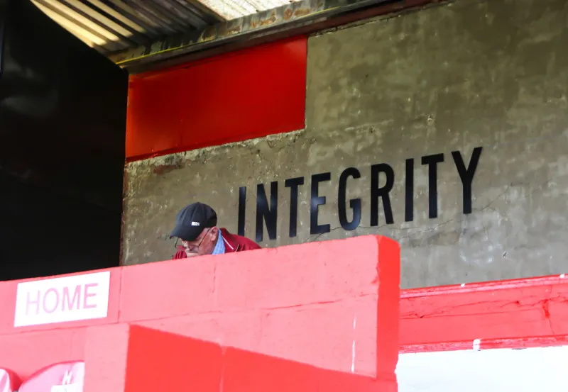 Người hâm mộ cổ vũ cho Salford City FC tại sân Moor Lane