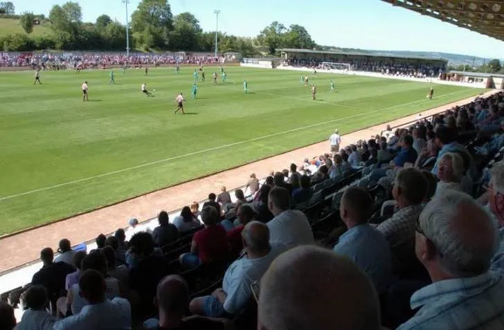 Người hâm mộ Forest Green Rovers theo dõi trận đấu tại The New Lawn