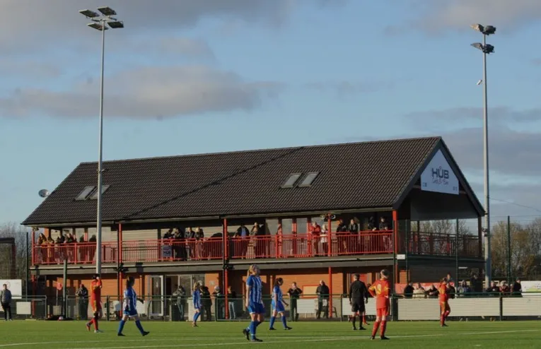 Người hâm mộ Needham Market FC theo dõi trận đấu tại sân Bloomfields