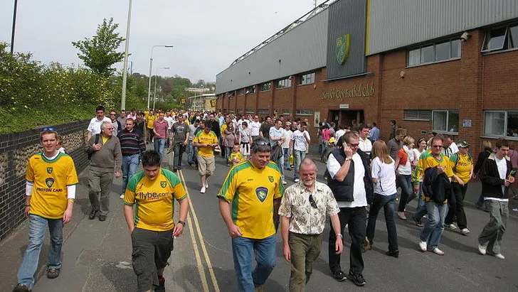 Người hâm mộ Norwich City đi bộ tới sân vận động Carrow Road