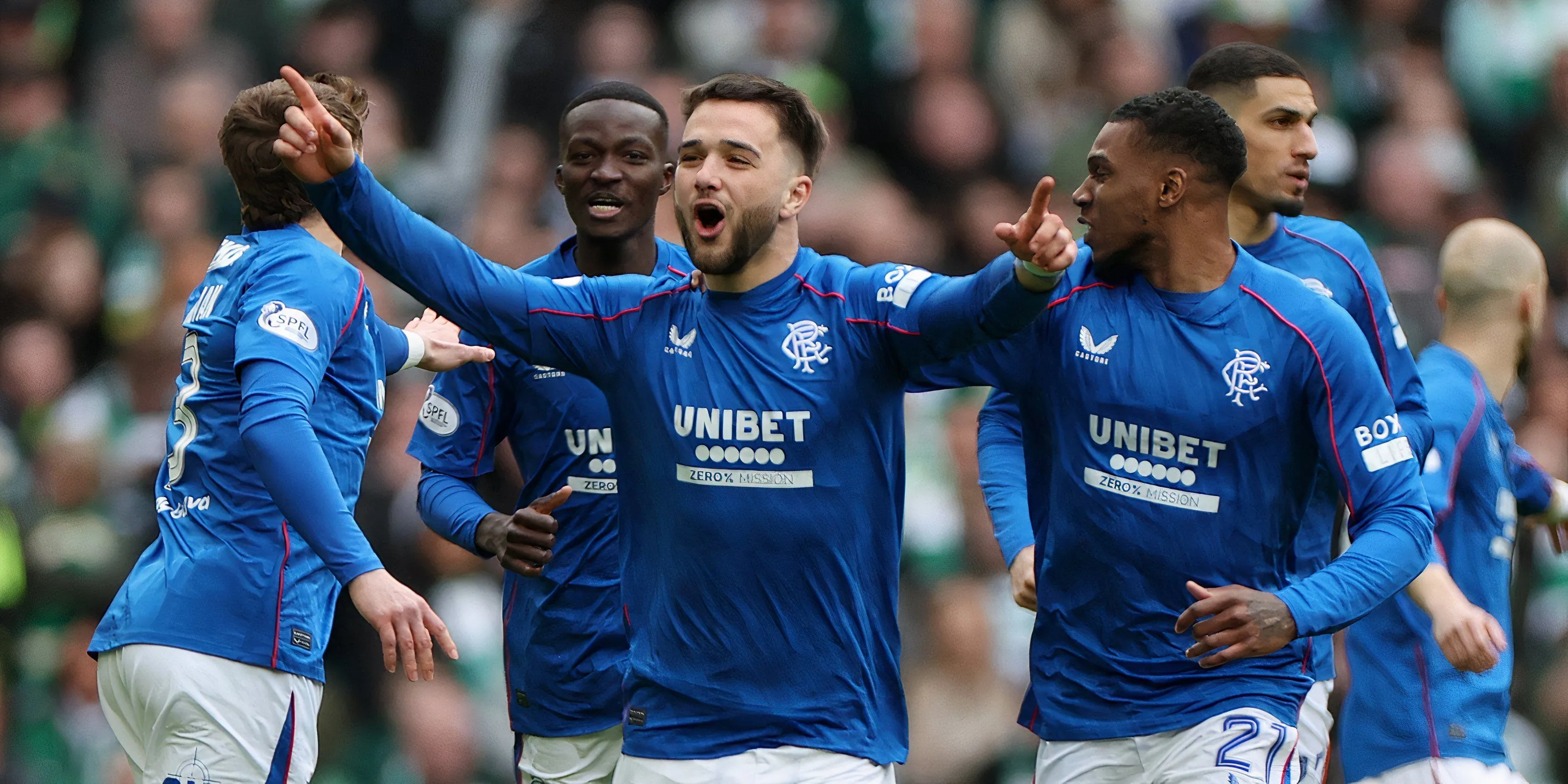 Nicolas Raskin trong pha tranh bóng tại trận đấu giữa Rangers và Celtic ở Scottish Premiership.