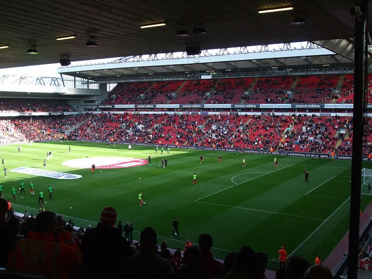 Nội thất sân vận động Anfield với các khán đài được lấp đầy, thể hiện không khí cuồng nhiệt của một trận đấu Premier League.