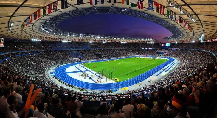 Olympiastadion Berlin rực sáng đêm thi đấu