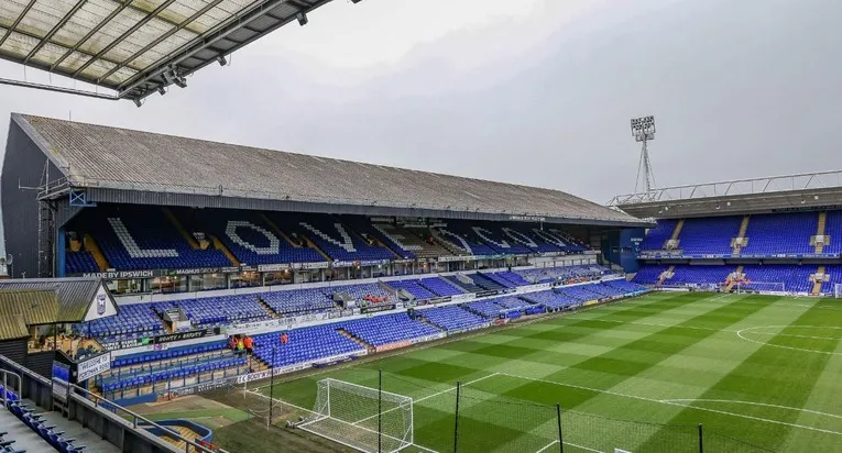 Quang cảnh sân cỏ Portman Road từ khán đài, sân nhà của Ipswich Town