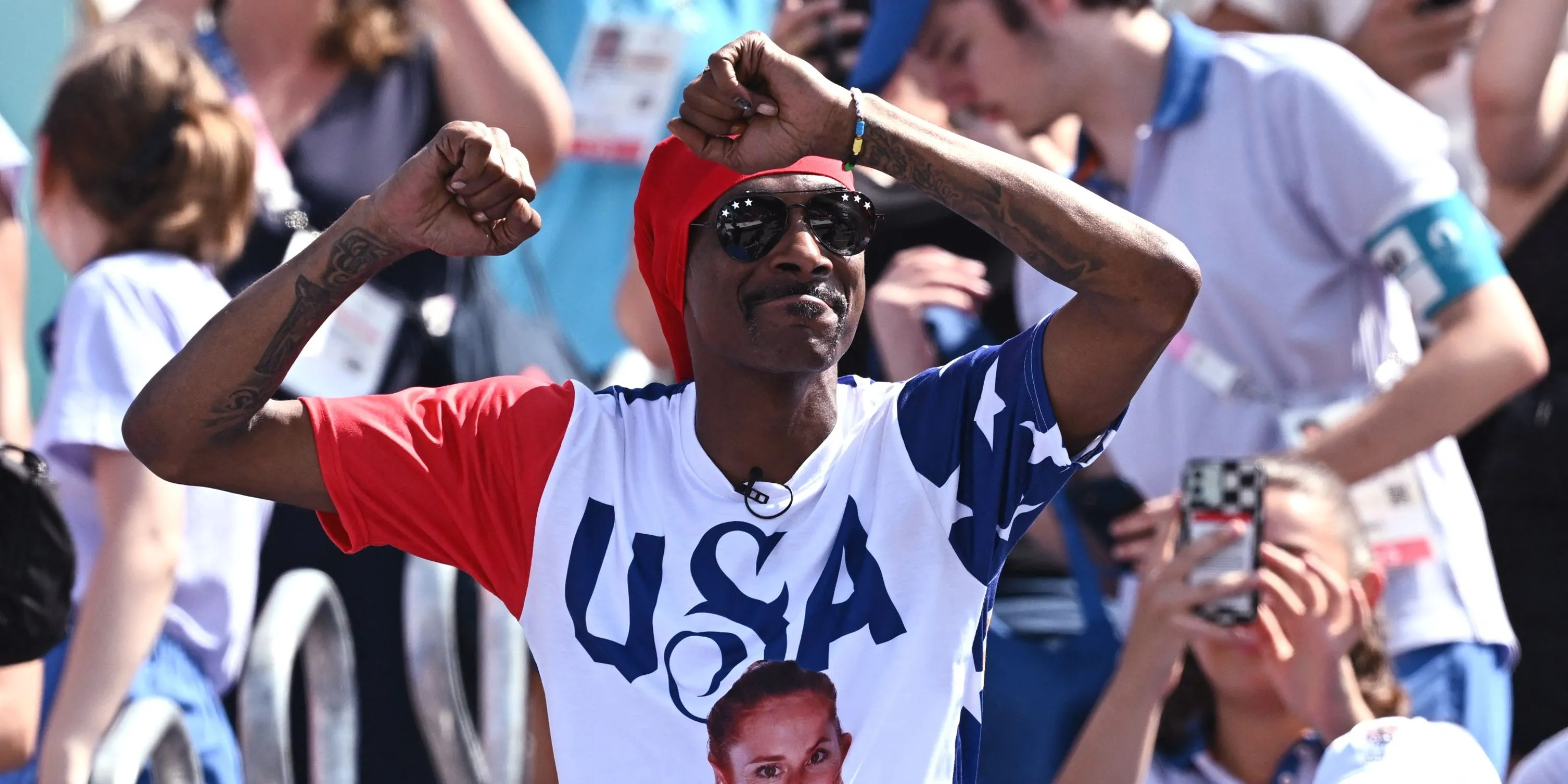 Rapper Snoop Dogg trong video ra mắt áo đấu mới của Swansea City