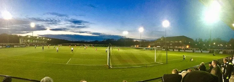 Sân Blackwell Meadows dưới ánh đèn trong ngày thi đấu