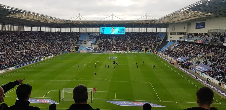 Sân Coventry Building Society Arena rực rỡ trong ngày thi đấu bóng đá