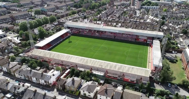 Sân Griffin Park, sân nhà cũ mang tính biểu tượng của Brentford