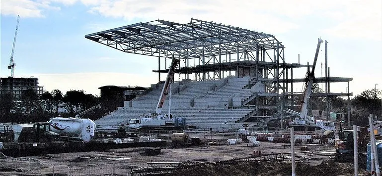 Sân Gtech Community Stadium đang trong quá trình xây dựng