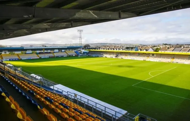 Sân Plainmoor nhìn từ khán đài