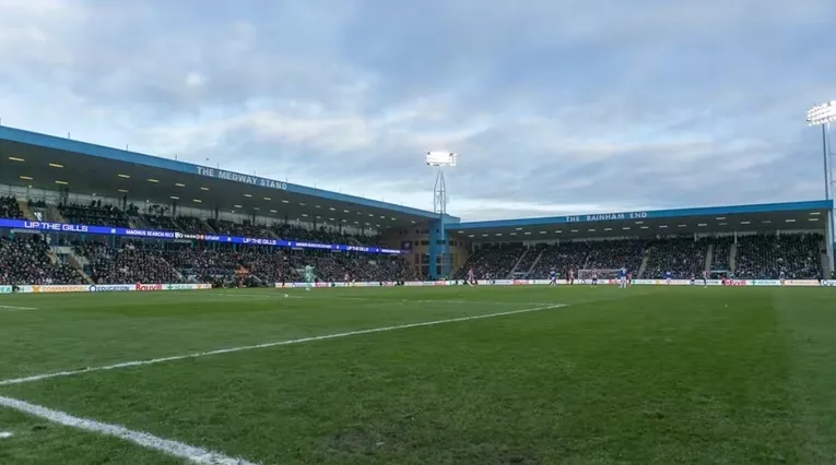 Sân Priestfield vào ngày diễn ra trận đấu, không khí sôi động