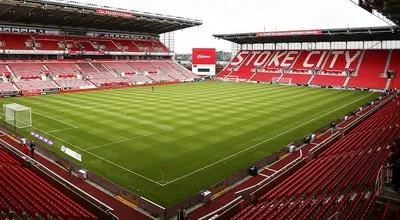 Sân vận động Bet365 Stoke City nhìn từ trên cao, kiến trúc hiện đại