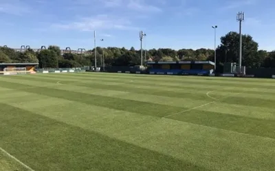 Sân vận động Cantilever Park với mặt cỏ xanh mướt, sân nhà của Warrington Town FC.
