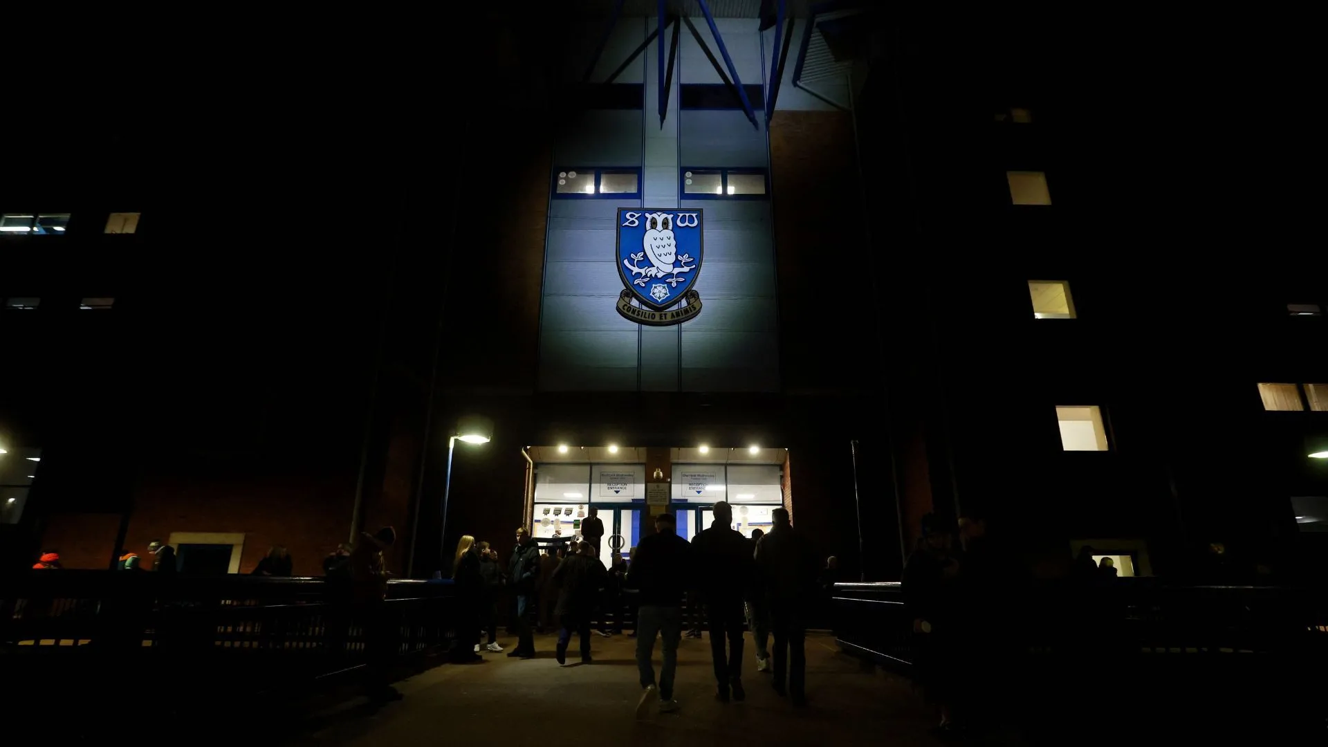 Sân vận động Hillsborough, chứng kiến những khó khăn tài chính của Sheffield Wednesday