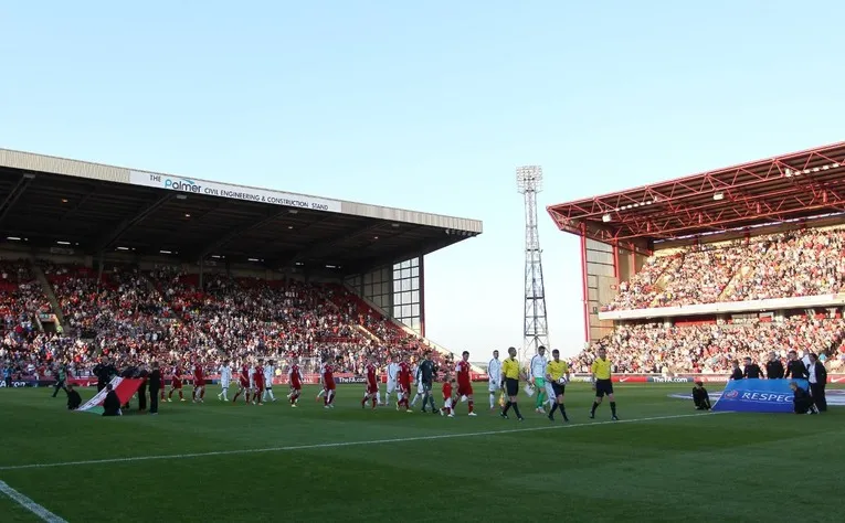 Sân vận động Oakwell trong ngày thi đấu, cho thấy sự nhộn nhịp và chuẩn bị trước trận