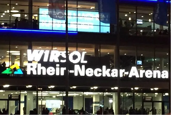 Sân vận động Rhein-Neckar-Arena rực sáng vào ban đêm