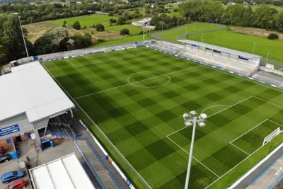 Sân vận động Tameside của Curzon Ashton FC nhìn từ trên cao, toát lên vẻ hiện đại và khang trang.