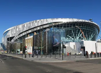 Sân vận động Tottenham Hotspur nhìn từ High Road vào tháng 2 năm 2019