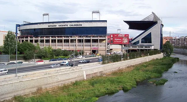 Sân vận động Vicente Calderón uy nghi soi bóng bên bờ sông Manzanares
