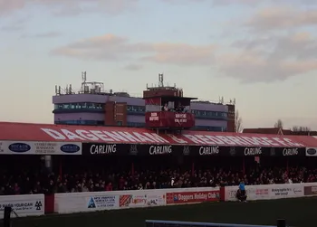 Sân Victoria Road nhìn từ trên cao, sân nhà Dagenham & Redbridge FC