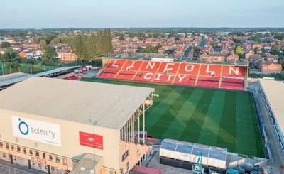 Sincil Bank: Toàn cảnh sân vận động Sincil Bank từ trên cao, nhìn rõ kiến trúc và khuôn viên xung quanh.