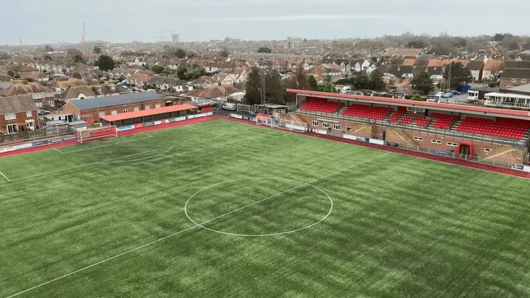 Sơ đồ bố trí chỗ ngồi tại sân Woodside Road, Worthing, cho thấy khu vực khán đài đứng và ngồi