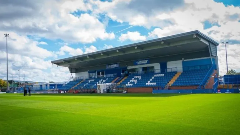 Sơ đồ và khu vực khán đài chính với các ghế ngồi tại sân Tameside, nơi khán giả Curzon Ashton có thể theo dõi trận đấu.