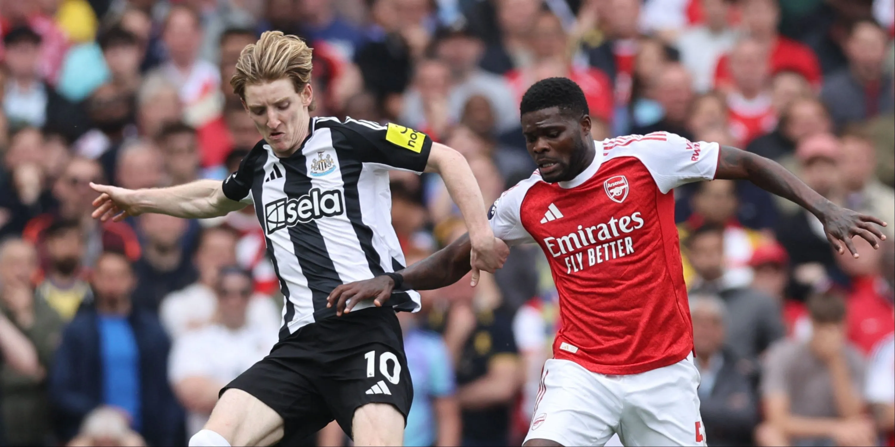 Thomas Partey tranh bóng với Anthony Gordon tại Premier League