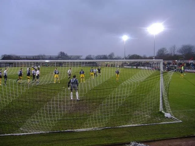 Thủ môn Forest Green Rovers trên sân The New Lawn trong một trận đấu