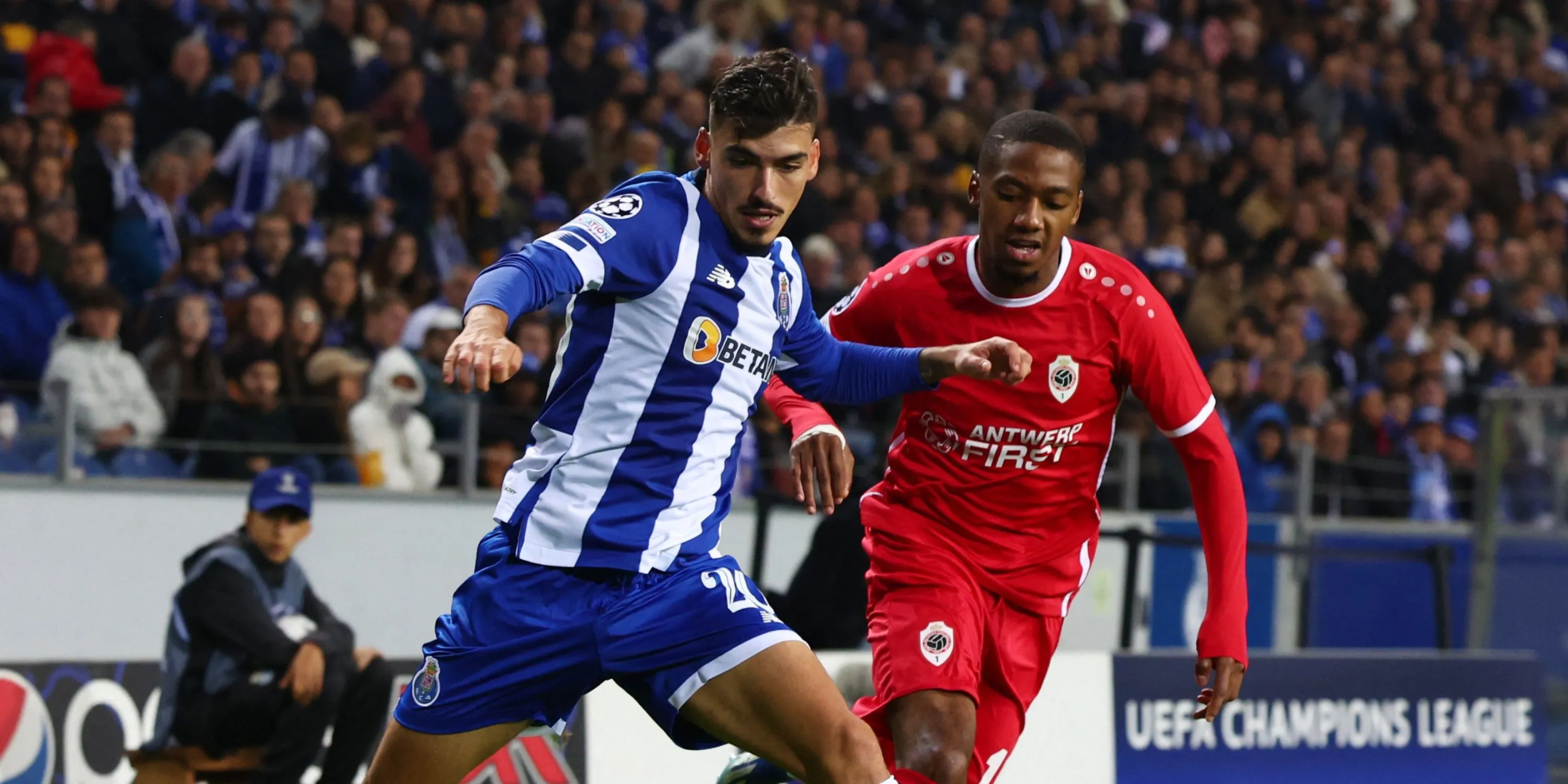 Tiền đạo Michel-Ange Balikwisha trong màu áo Royal Antwerp tại Champions League