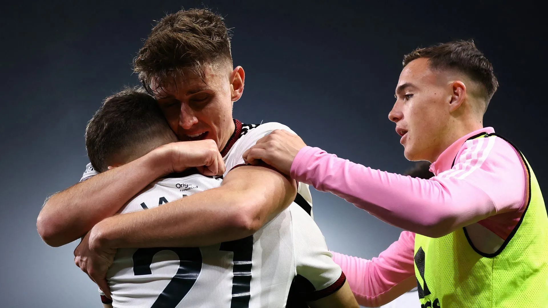 Tiền vệ Luke Harris của Fulham thi đấu cùng đồng đội