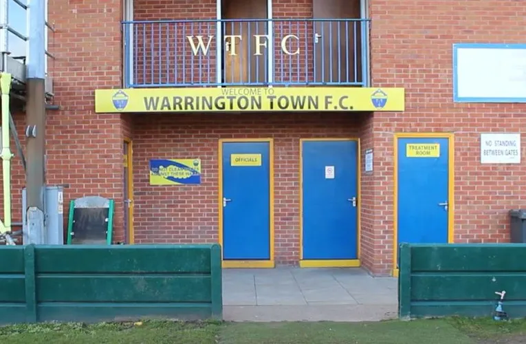 Toà nhà câu lạc bộ (Club House) nằm trong khuôn viên sân Cantilever Park của Warrington Town FC.