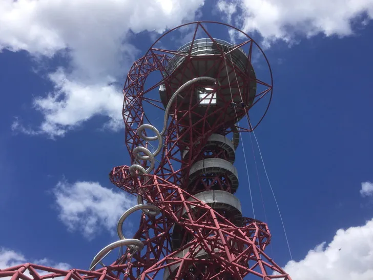 Toà tháp điêu khắc ArcelorMittal Orbit nổi bật trong khuôn viên Olympic Park