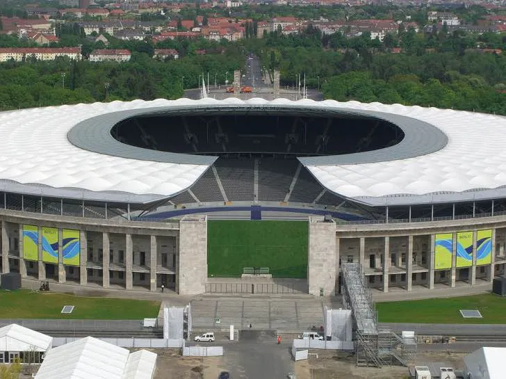 Toàn cảnh bên ngoài sân vận động Olympiastadion Berlin