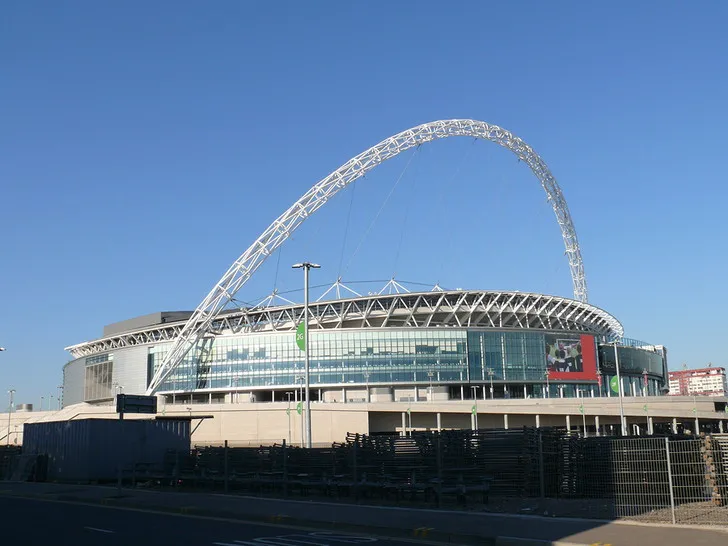 Toàn cảnh bên ngoài sân vận động Wembley hiện đại, kiến trúc độc đáo