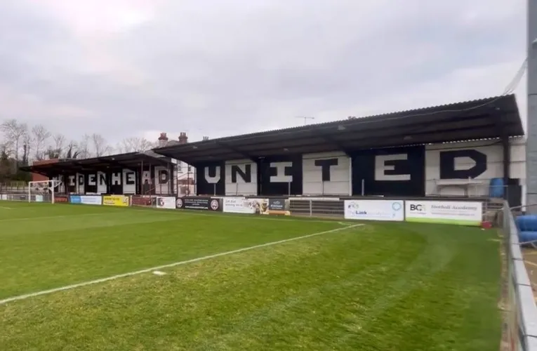 Toàn cảnh các khán đài sân York Road của Maidenhead United, sân bóng đá lâu đời nhất thế giới được sử dụng liên tục.