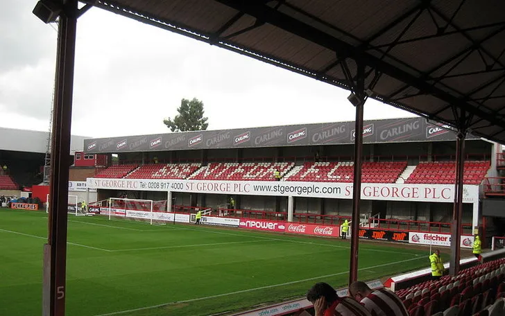 Toàn cảnh các khán đài truyền thống của sân Griffin Park