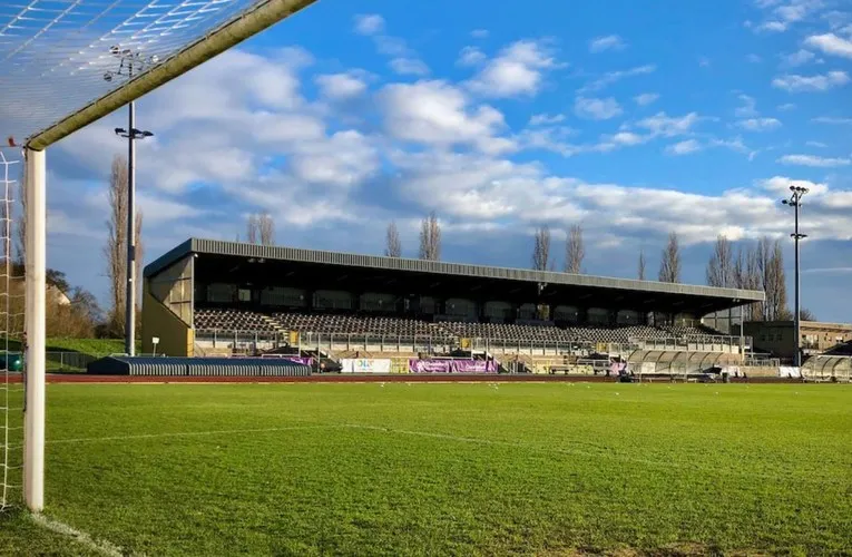 Toàn cảnh khán đài chính và khu vực sân điền kinh tại Melbourne Stadium, sân nhà của Chelmsford City