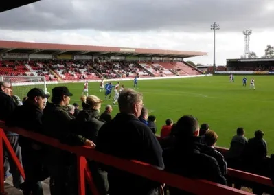 Toàn cảnh khán đài đông nghịt người hâm mộ tại sân Aggborough, sân nhà của Kidderminster Harriers