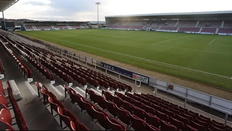 Toàn cảnh khán đài Sixfields Stadium nhìn từ bên trong