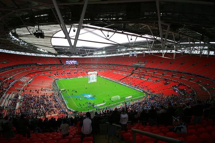 Toàn cảnh không gian bên trong sân Wembley khi không có khán giả, lộ rõ quy mô lớn