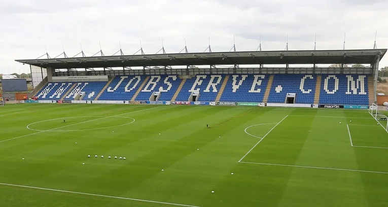 Toàn cảnh mặt sân JobServe Community Stadium, sân đấu của Colchester United.