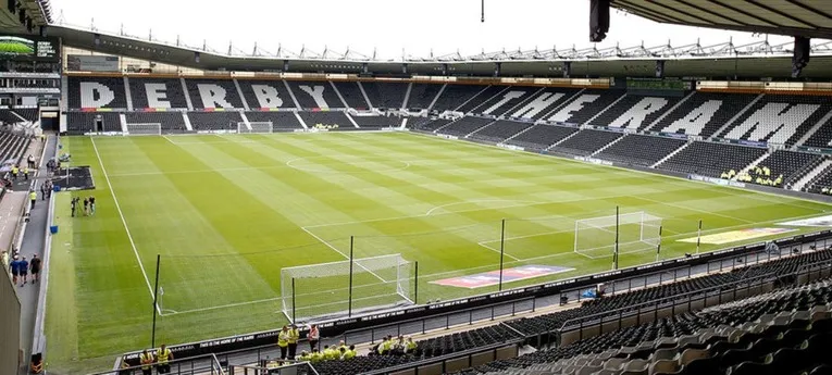 Toàn cảnh mặt sân và khán đài Pride Park, nơi diễn ra các trận đấu của Derby County.