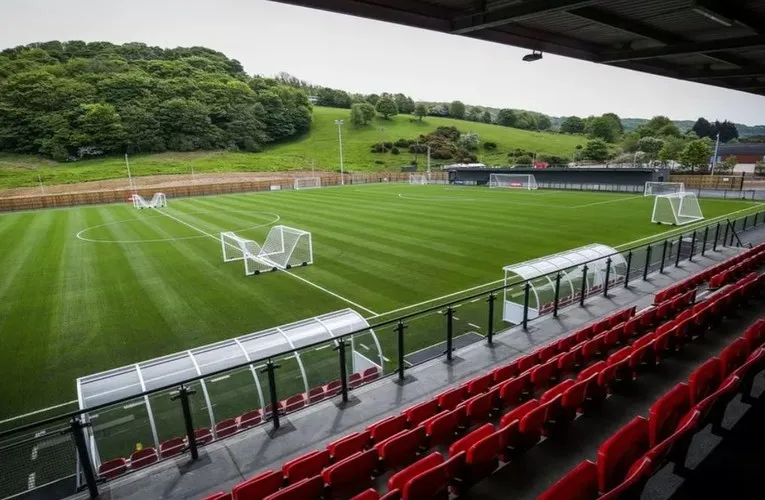 Toàn cảnh mặt sân và khán đài từ khu vực khán giả tại Flamingo Land Stadium