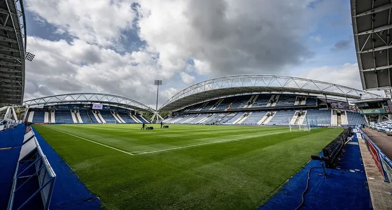 Toàn cảnh sân bóng John Smith's Stadium từ mặt cỏ