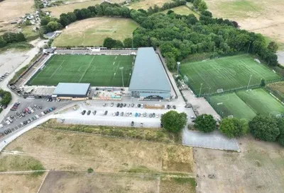 Toàn cảnh sân Hayes Lane từ trên cao, biểu tượng của Bromley FC